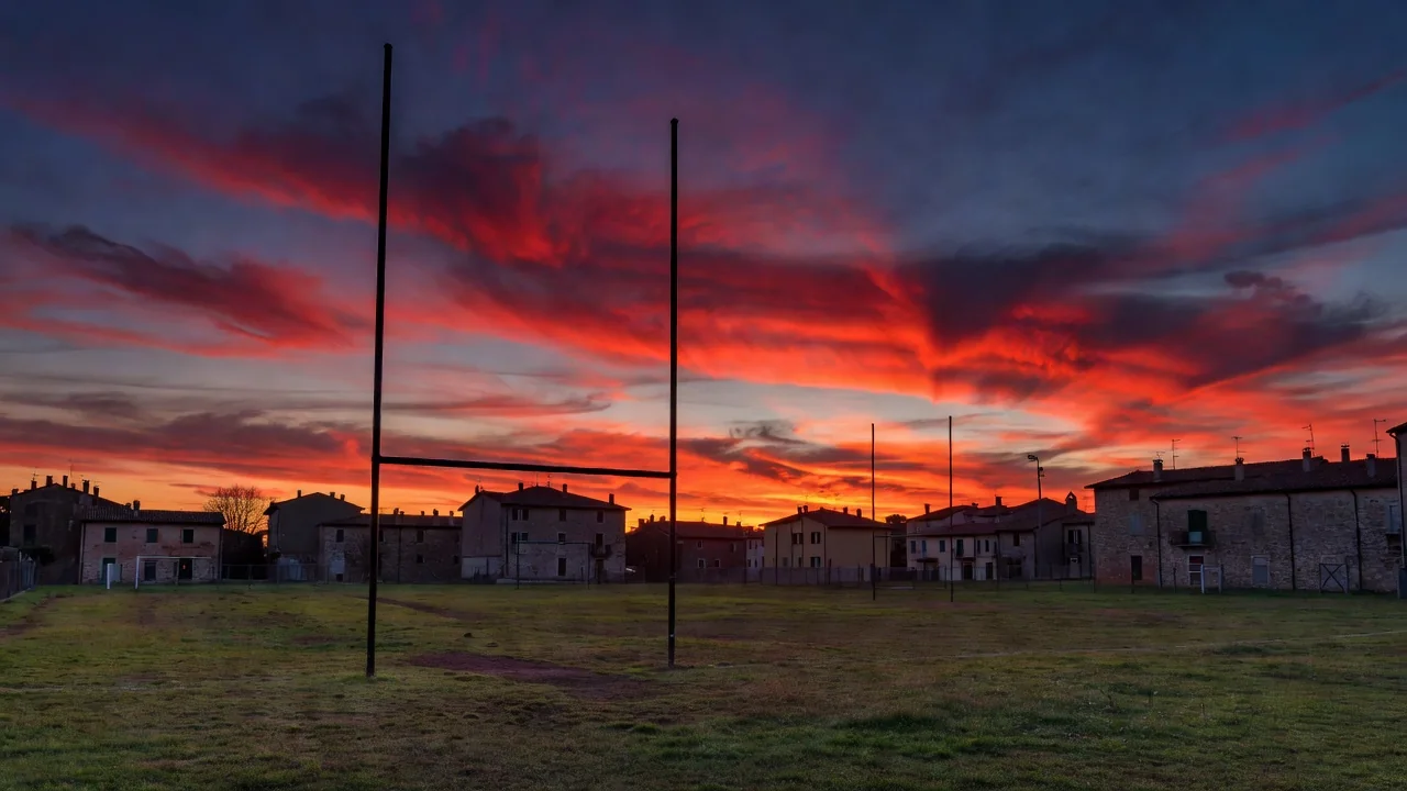 I pali da rugby al tramonto sul campo sportivo di Chivasso