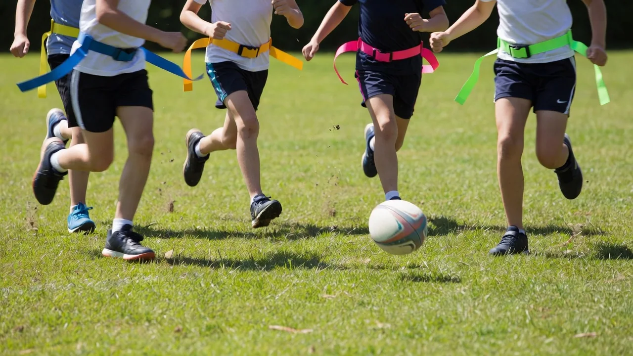 Bambini che corrono dietro alla palla ovale durante il tag rugby